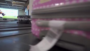 Terminaldeki Varış Salonunda hareket eden bir elektronik bagaj bandı, hava ulaşımının son durağı, yolcu ayrıcalıkları servisi, uluslararası seyahat, ait olunan dağıtımda personel yardımı