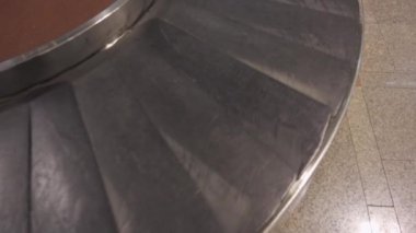 Terminaldeki Varış Salonunda hareket eden bir elektronik bagaj bandı, hava ulaşımının son durağı, yolcu ayrıcalıkları servisi, uluslararası seyahat, ait olunan dağıtımda personel yardımı