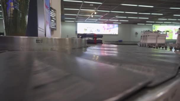 Uma Correia Transportadora Bagagem Eletrônica Movimento Hall Chegada Terminal Última — Vídeo de Stock