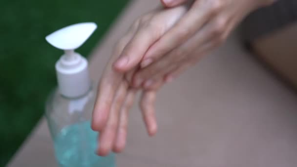 アジアの男性の手はその後 手をこすり 木製の机 緑の外科用マスク コロナウイルス2019 Covid ハンドウォッシュ ハンドジェル 自己防止 家庭を安全に保つ — ストック動画