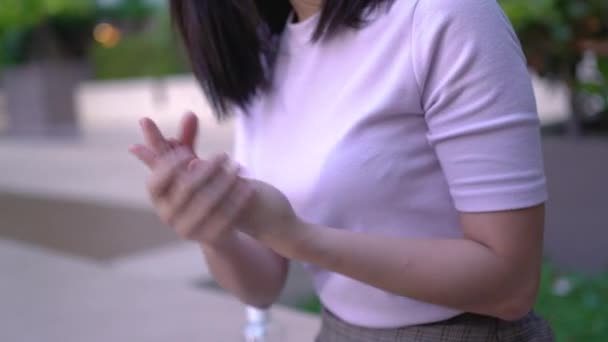 Mittelteil Asiatische Frau Anwendung Alkohol Desinfektionsmittel Gel Auf Ihre Hand — Stockvideo