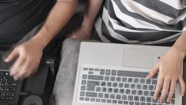 4Kタイムロスアジアの家族は ソファに座って 自宅のオフィスで働き 自己検疫の間にライフスタイル モデルラップ上のラップトップコンピュータ 仕事の遠隔 上からの眺め 技術生活 — ストック動画