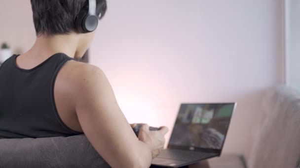 Азиатский Молодой Человек Черной Майке Играет Онлайн Игру Устройство Ноутбука — стоковое видео