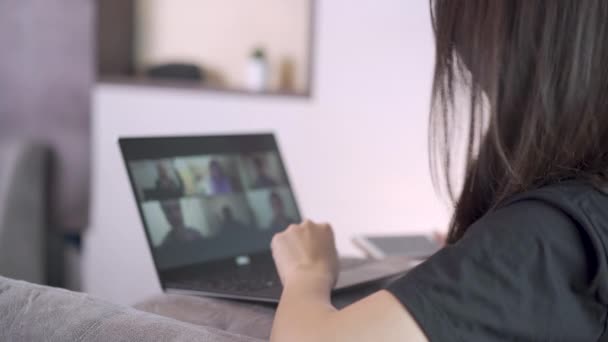 Asiática Femenina Videoconferencia Durante Cuarentena Casa Casa Sillón Sentado Covid — Vídeos de Stock