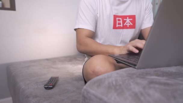 Freelancer Arbeiten Laptop Home Office Männliche Hände Großaufnahme Tippen Computer — Stockvideo