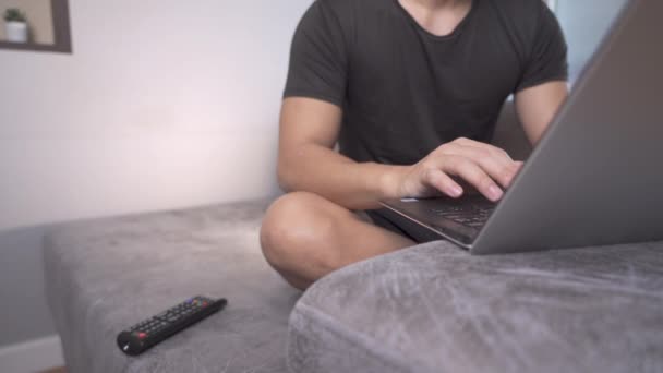 Mann Der Mit Laptop Hause Arbeitet Arbeitsreiches Wochenende Internetverbindung Wfh — Stockvideo