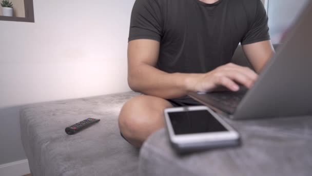 Freelancer Trabalhando Laptop Casa Escritório Feche Mãos Masculinas Digitando Laptop — Vídeo de Stock