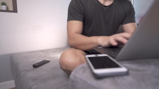 Asiatische Männliche Arbeit Mit Laptop Hause Smartphone Scrollen Internet Surfen — Stockvideo