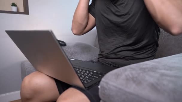 Freelancer Arbeiten Laptop Home Office Männliche Hände Großaufnahme Tippen Computer — Stockvideo