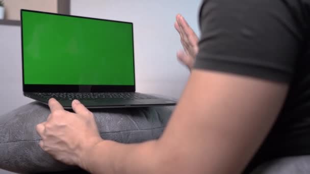 Вид Збоку Відеоконференція Молодої Людини Зеленому Екрані Ноутбука Під Час — стокове відео