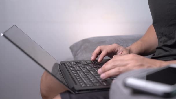 Freelancer Arbeiten Laptop Home Office Männliche Hände Großaufnahme Tippen Computer — Stockvideo