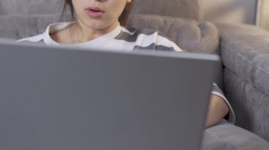 4K Güzel açık tenli, çalışan kadın evde kalıyor. Projesi üzerinde çalışıyor, bilgisayar bilgisayarı üzerinde çalışıyor, ev işi yapıyor. Kendini karantina süresi, ev ofisindeki sorunu çözme süresi, yarım yüz.