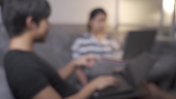 Blur Disparó Los Trabajadores Asiáticos Sentados Sofá Gris Haciendo Trabajo — Vídeo de stock