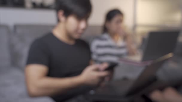 Blur Shot Asiatische Männer Und Frauen Sitzen Auf Dem Sofa — Stockvideo