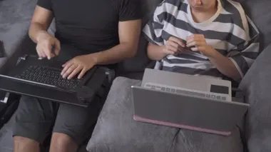 Maskeli genç bir Asyalı kadın covid-19 krizi sırasında bakkalda tuvalet kâğıdı sararken, stok yaparken, Corona virüsü küresel salgınında, virüs 4K yaygınlaşırken,