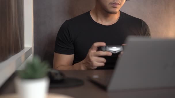 Ασιατικός Άνθρωπος Gaming Χρήση Ελεγκτή Χαράς Και Laptop Στο Σπίτι — Αρχείο Βίντεο
