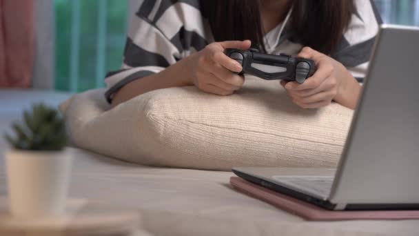 Aziatisch Meisje Gebruik Spel Vreugde Controller Spel Met Laptop Liggend — Stockvideo