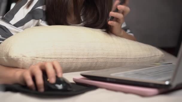 Aziatisch Vrouw Praten Aan Telefoon Tijdens Het Gebruik Van Laptop — Stockvideo