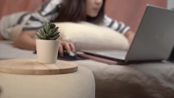 Азійська Молода Жінка Яка Використовує Ноутбук Лежачи Ліжку Хобі Технології — стокове відео