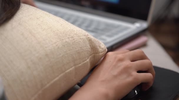 Fechar Mão Feminina Usando Mouse Computador Enquanto Trabalhava Casa Menina — Vídeo de Stock