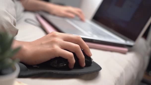 Ázsiai Fiatal Dolgozik Otthon Lány Használja Laptop Feküdt Ágyon Otthon — Stock videók