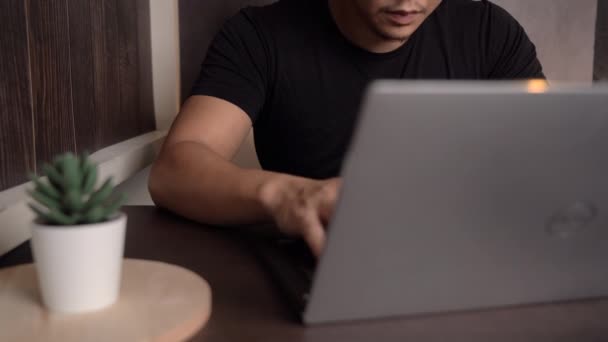 Азіатський Чоловічий Смс Друга Працює Над Карантином Ноутбуком Бездротовим Єднанням — стокове відео