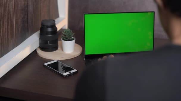 Computerlaptop Mit Grünem Bildschirm Hintergrundbild Asiatischer Mann Schwarzem Shirt Bei — Stockvideo