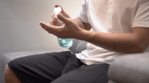 Aziatische Man Met Behulp Van Hand Sanitizer Gel Bacteriën Voorkomen — Stockvideo