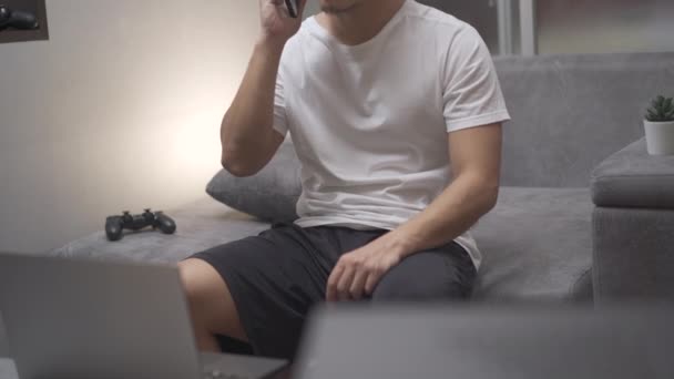 Hombre Hablando Teléfono Inteligente Casa — Vídeos de Stock