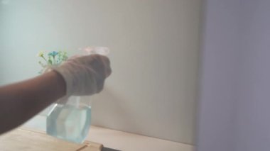 Kısmi kadın evini temizliyor.