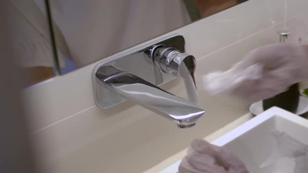 Weibliche Reinigungskraft Weißen Schutzhandschuhen Wischt Metallischen Wasserhahn Bad Desinfektionstücher Verhindern — Stockvideo