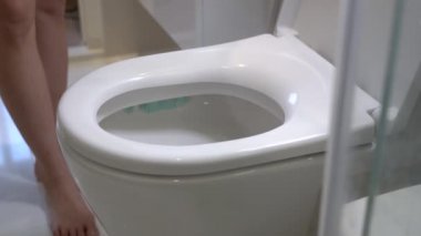 Beyaz eldiven sıkan, tuvalet temizleyen, tuvalet temizleyen, tuvalet temizleyen, dezenfektan kullanan, Coronavirüs kovid19, ev temizliği konsepti, tuvalet odası.