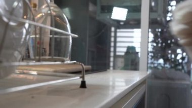 Beyaz eldivenli ev hanımı elleri mutfağı dezenfekte eder ve temizler, sprey temizleme tezgahı alanı, evde, virüsün yayılmasını engeller, Corona virüsü kovid19, mikropları öldürür, sağlık konsepti