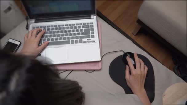 Asiatisk Flicka Spelar Dataspel Kvinna Med Bärbar Dator Ligger Sängen — Stockvideo