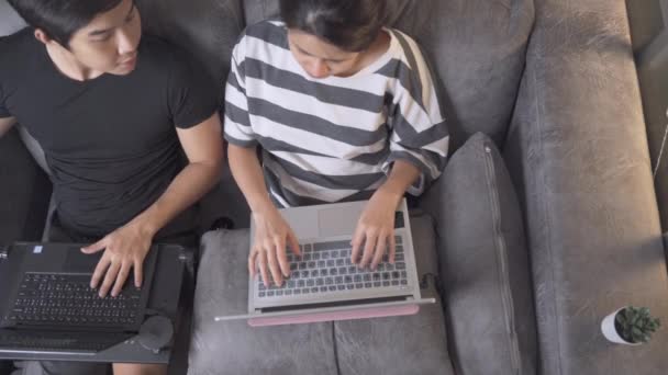 Praca Domu Biurowym Styl Życia Podczas Kwarantanny Własnej Laptop Kolanach — Wideo stockowe