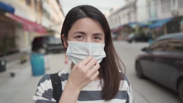 Movimiento Lento Piel Clara Asiático Quitarse Máscara Pie Lado Calle — Vídeo de stock