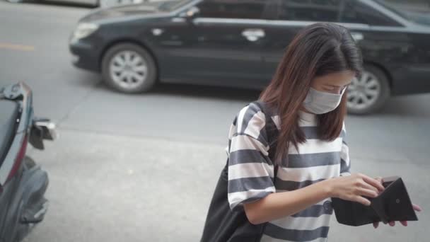 Azjatka Młoda Kobieta Nosić Maskę Patrząc Portfel Stojący Ulicy Efekt — Wideo stockowe
