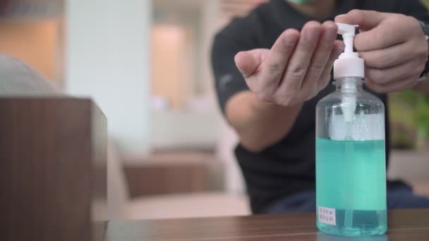 Närbild Asiatiska Manliga Tvätta Hand Genom Att Pumpa Hand Saneringsmedel — Stockvideo