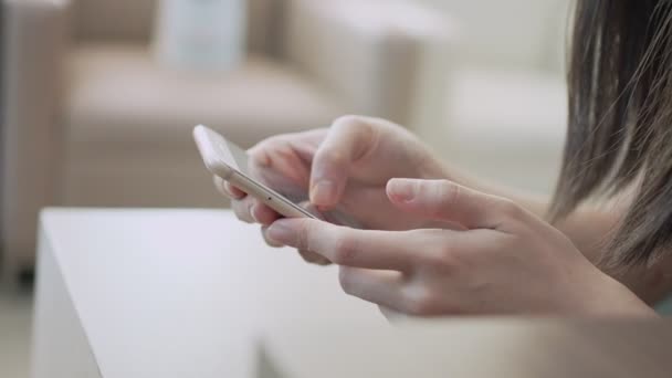 Närbild Kvinnliga Händer Använder Smartphone Trådlös Nätverksanslutning Signal Söker Information — Stockvideo