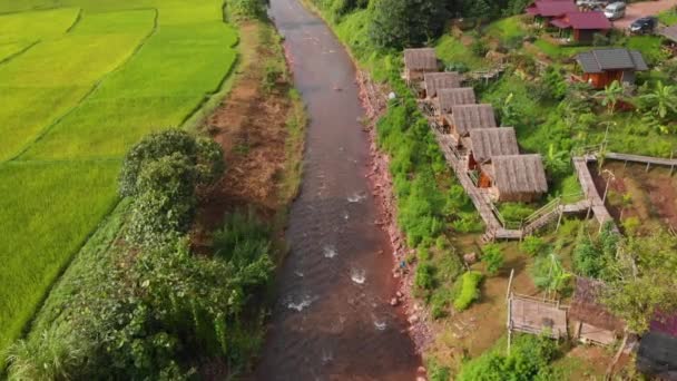 Drone Pomalu Letí Vpřed Nad Úhel Záběru Podél Kanálu Letoviska — Stock video