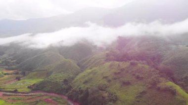 4k çarpıcı yol dev dağın tepesinde, mevsim sıcak havası, yeşil orman, bereketli orman, sonsuz yolculuk, çevre koruma sürdürülebilir, seyahat noktası, Tayland. Hava aracı görüntüsü