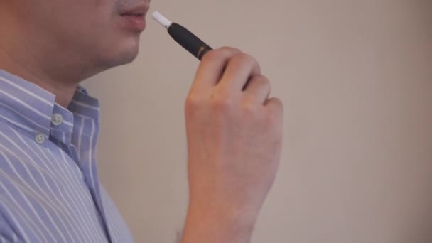 Cara Oscura Del Hombre Fumando Cigarrillo Electrónico — Vídeos de Stock