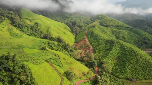 Aerial Drone Shot Mountain Range Scene Duża Wysokość Mgła Chmura — Wideo stockowe
