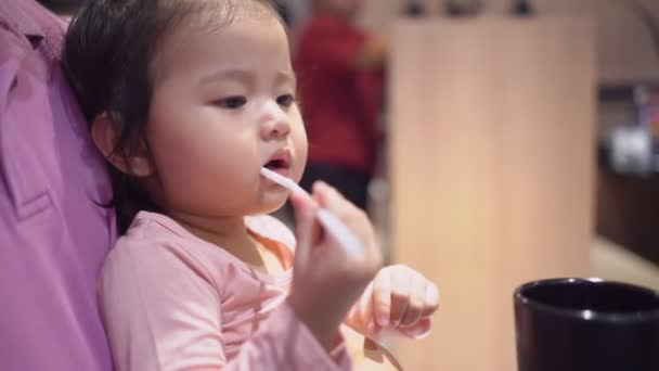 Aziatisch Meisje Peuter Kauwen Plastic Rietje Baby Genieten Van Eten — Stockvideo