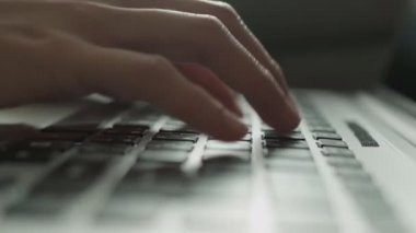 4k kadın ofis çalışanı elleri dizüstü bilgisayarda klavyede yazarken, Eller bulut veri ağı sosyal medya sayfasına dokunuyor, karantina sırasında evden çalışıyor, klavye 4k üzerinde insan elinin aşırı yakın çekimi