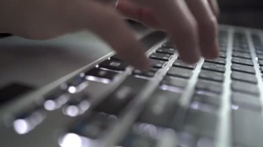 4k eller dizüstü bilgisayarda klavyede yazarken, Eller bulut veri sosyal ağ medyasını işaret eden yazıya dokunuyor, karantina sırasında evden çalışıyor, covid-19 virüsü, e-posta yazma, internet kullanma. çalışma süreci