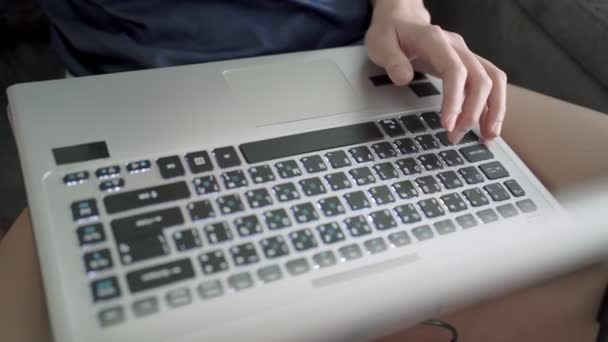 Kobiet Pracownik Biurowy Ręce Wpisując Klawiaturze Laptopa Ręce Dotknąć Wpisując — Wideo stockowe