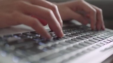 4k kadın ofis çalışanı elleri dizüstü bilgisayarda klavyede yazarken, Eller bulut veri ağı sosyal medya sayfasına dokunuyor, karantina sırasında evden çalışıyor, klavye 4k üzerinde insan elinin aşırı yakın çekimi 