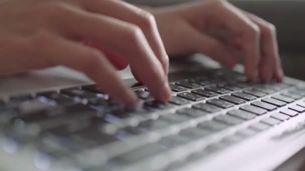 Mujeres Trabajadoras Oficina Manos Escribiendo Teclado Del Ordenador Portátil Manos — Vídeo de stock