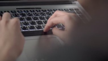 Omzunda klavye daktilo eden eller, karantina sırasında evden çalışan yazma projesi, covid-19 virüsü, e-posta yazma, kağıt işleri süreci, mali işler çoklu görev rutini